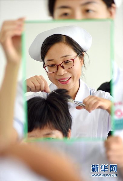 Female Medics in E China Bring Warmth to Mentally-impaired Patients