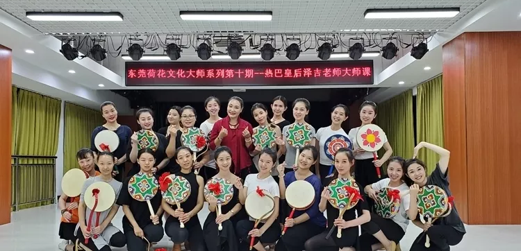 热巴皇后爱舞蹈将舞技从舞台带到了三尺讲台