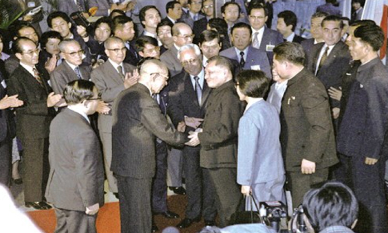 Deng Xiaoping shakes hands with Konosuke Matsushita, founder of Matsushita Electric, during Deng’s visit to the company.