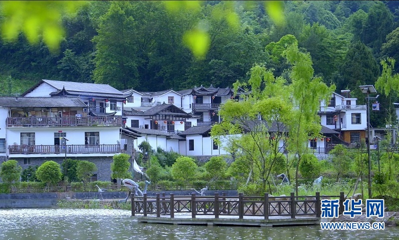 从洞下槽新貌看武陵山巨变