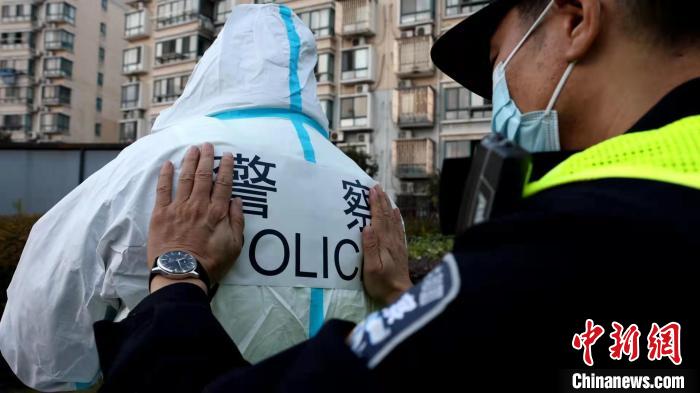 上海市公安局浦东分局张江派出所的民警变身“大白”。　上海浦东警方供图