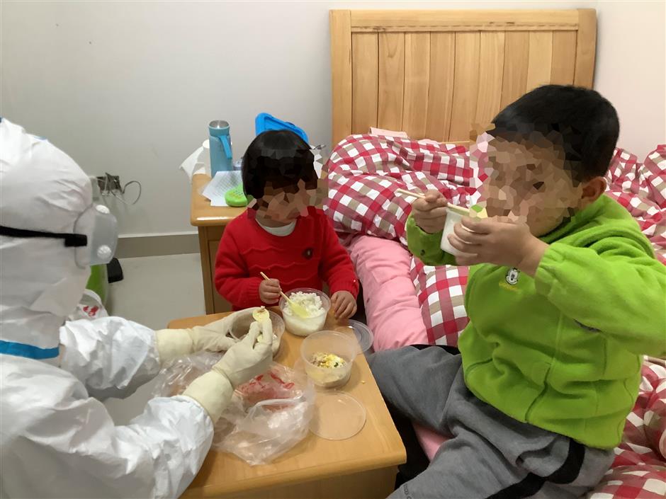 Volunteer 'mothers' care for children under quarantine