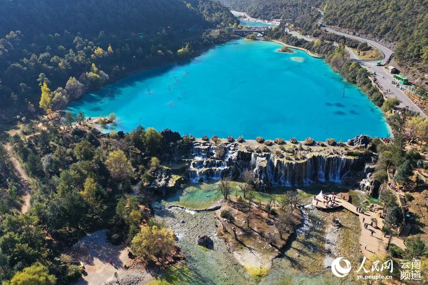 Village in Yunnan boosts tourism and protects environment through wedding photo industry