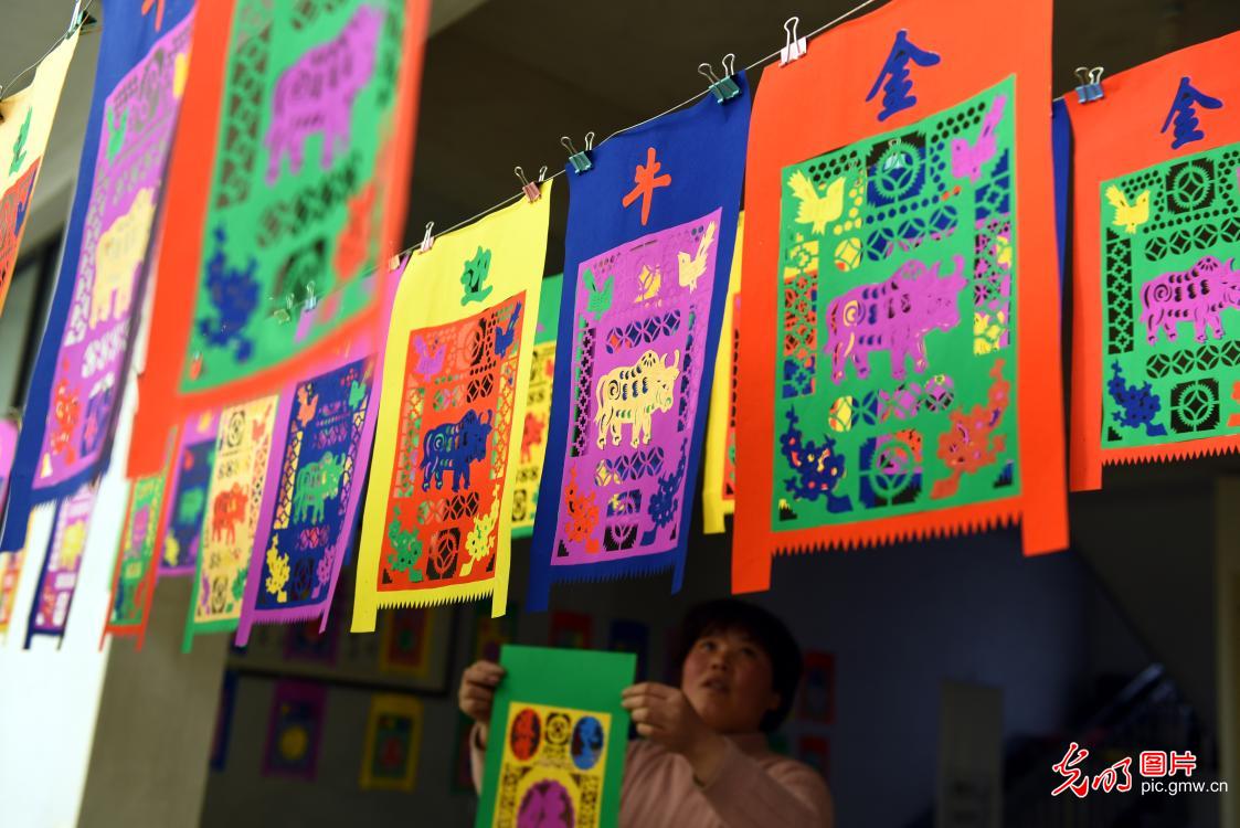 Folk artists making special paper-cut in E China's Shandong Province