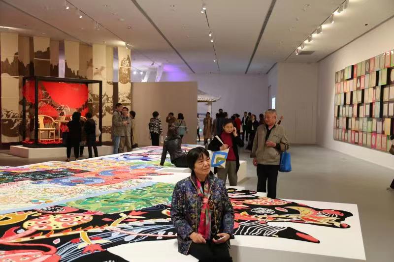 Shanghai Museum Displays Modern Images through Traditional Knitting Craft
