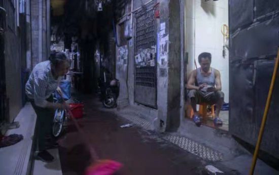 晚上，段文飞坐在门口蹭wifi刷视频